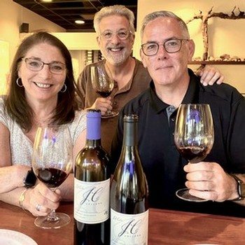 wine-club-members-with-jeff-in-the-tasting-room